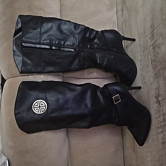 Tall Black heeled boots - Picture 2 of 3